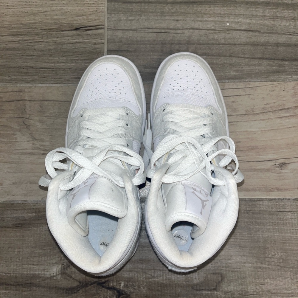 Light gray & pink Jordans Size 6 in US